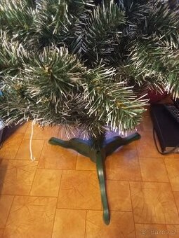 Krásný zasněžený vánoční stromek se stojankem