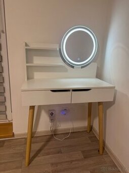 Kosmetický stolek