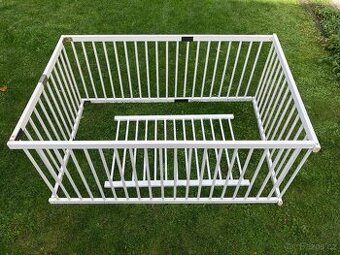 postýlka, ohrádka, dřevěné špricle  150 x 90 cm