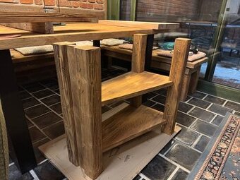 Skříňka z masivního dřeva s přírodní kresbou