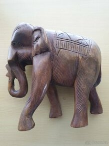 Ručně vyřezávaná dřevěná soška slona