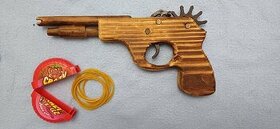 dřevěná pistolka na gumičky