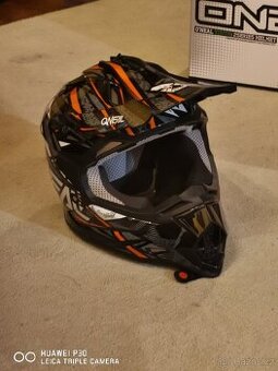 Helma  ONEAL  motokros  series 2 vel M .