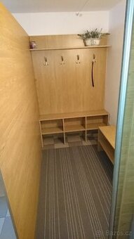 Dřevěná šatna / předsíňová stěna