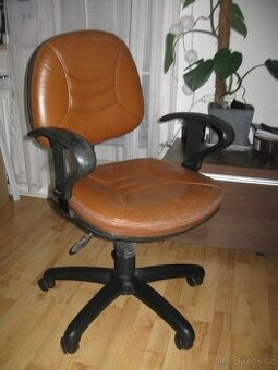 koženková kancelářská židle s područkami