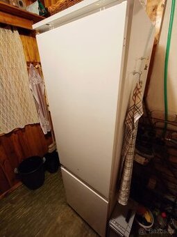 Prodám lednici s mrazákem Whirlpool