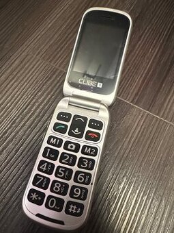 Mobil Cube 1 s fóliemi na displeii