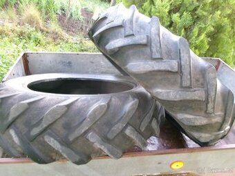 prodám ojeté pláště kol na traktor Zetor 30, nádrž, závěsnou