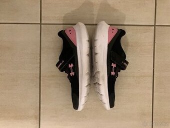Dívčí tenisky Under Armour vel 33