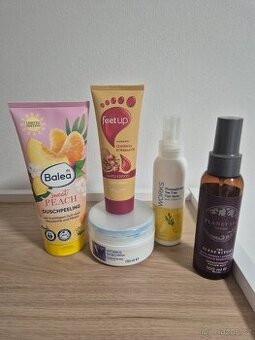 Krém na nohy, sprchový peeling, sprej na nohy