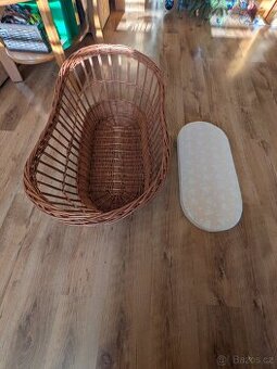 Ručně pletený proutěný košík s matrací