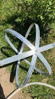 Kovová koule dekorace do skalky do zahrady