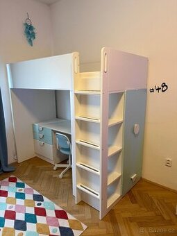 SMÅSTAD Dětská patrová postel s psacím stolem a skříní