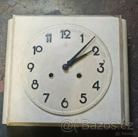 Staré nástěnné dřevěné hodiny na klíček.Odbíjejí.Nečištěno.