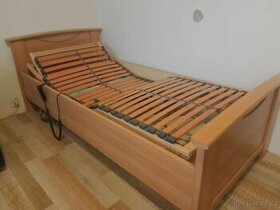 Polohovací postel a servírovací stolek
