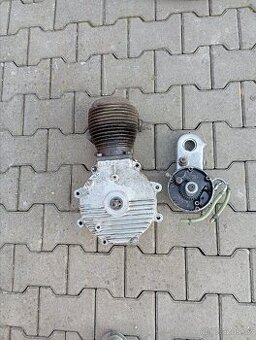 Ariel 557 - motor