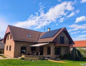 Dům s garáží 7+kk, zahradním domkem a bazénem