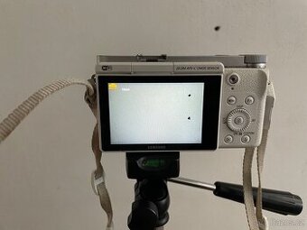 Digitální fotoaparát Samsung NX3000 spolu se stativem