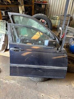 Přední dveře na e46 sedan v modré barvě.