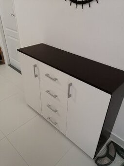 Prodám komodu barva bílá/wenge, koupě před 6 měsíci.