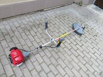 Nový benzínový křovinořez Honda UMK 450 U
