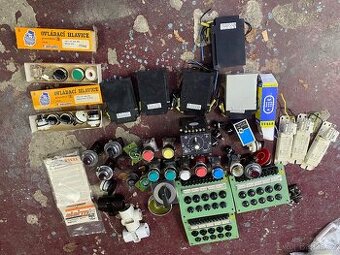 Ovládací tlačítka, elektro součástky retro průmysl