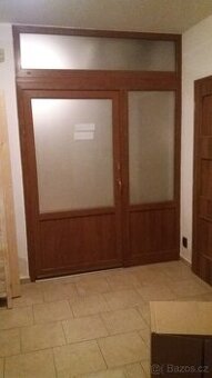 Plastová prosklená stěna s dveřmi - použitá