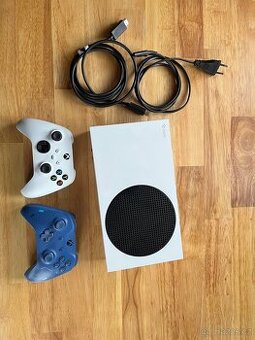 Xbox series S 500GB + 2 ovladače