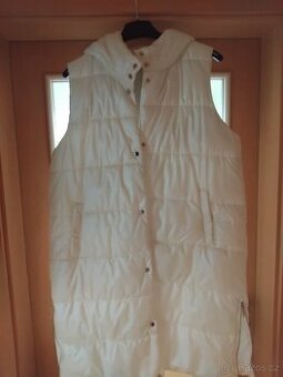 Bílá prošívaná vesta s kapucí značky  Mohito vel.42