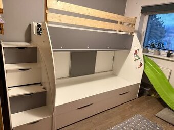 Dvoupatrová postel s úložným prostorem