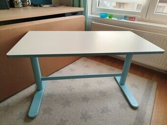 Výškově nastavitelný rostoucí pracovní stůl