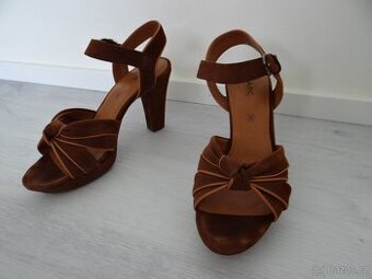 Hnědé semišové boty nad podpatku Marc (vel. 38)