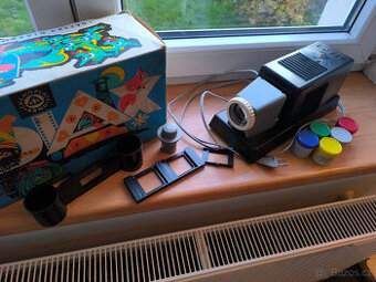 Staré hračky, promítačka Diax 3, diaprojektor, 5ks pohádky