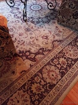 Nabízím starý koberec z chalupy za odvoz