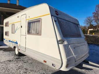 Rodinný karavan Burstner Ventana 530 - palandy, prostorný