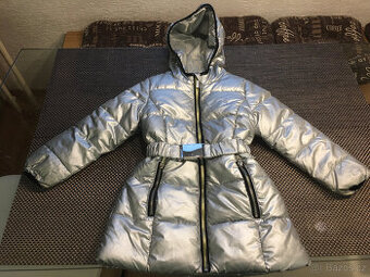 Dívčí bunda s kapucí a páskem vel. 104, stř. metal