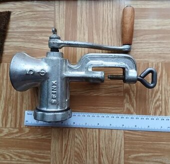 Mlýnek, na maso, mechanický, ruční, litina, Sfinx