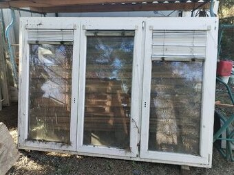 Plastové třídílné okno