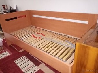 Zvýšená postel s boćnicí levá