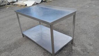 Nerezový stůl 145x80x90 cm, sp. police a zadní lem.