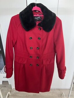 Červený zimní kabát