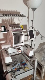 Vyšívací stroj Texi Iris 10 + stojan + čepicový rámeček