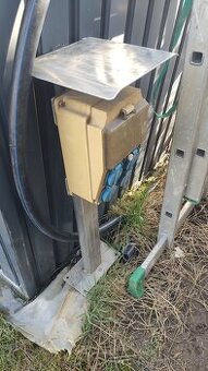 Stavební rozvaděč na nerezové noze s krytím 16A