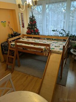 Dětská patrová postel se skluzavkou