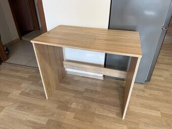 Psací dřevěný stůl