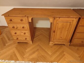 Psací stůl masiv