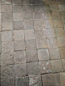 Půdní dlažba asi 20 M2