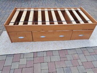 BYTELNÁ POSTEL S ROŠTEM A TŘEMI ŠUPLATY