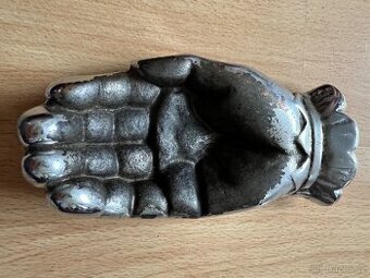 Popelník ruka, dlaň