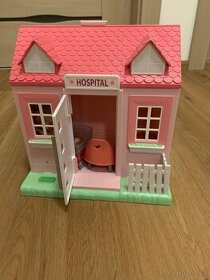 Přenosný domeček pro panenky-nemocnice